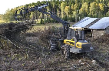 Energiapuuksi ostettiin alkuvuonna eniten hakkuutähteitä. Syyskuun alussa tähteitä kuljetettiin tienvarteen L&t Biowatin työmaalla Hattulassa. (Kuvaaja: Harri Nurminen)