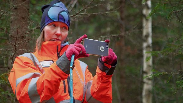 Otson väellä on kiireitä, kun kaikki suunnitelmat valmiiksi ennen lumien tuloa. Asiakasvastaava Mervi Juntunen esittelee suunnittelijan varustusta. Älypuhelin metsänmittausohjelmistoineen korvaa relaskoopin, hypsometrin ja tiedon tallentimet. Kuva Mikko Riikilä.