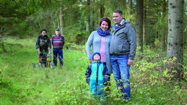 Uudet metsänomistajat Johanna Vanhamäki-Hanhikoski ja Pertti Hanhikoski sekä Sulo-poika. Taustalla vanhempaa sukupolvea Hillevi ja Erkki Vanhamäki. (Kuvaaja: Jyrki Johannes Tervo)