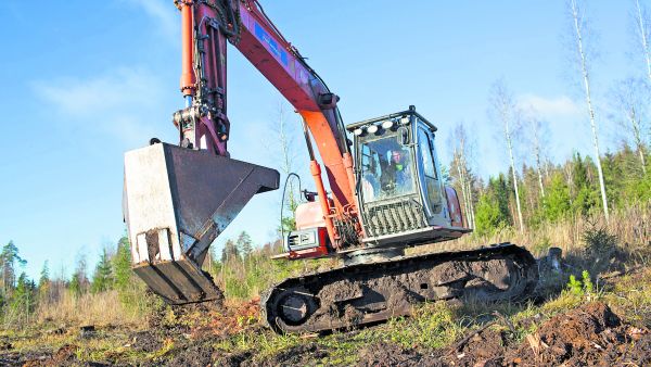 Mätästys on taitolaji. Kuulostele, kuka tekee mättäät laadukkasti. Metsämaan muokkauksessa työn laatu vaihtelee edelleen melkoisesti. (Kuvaaja: Sami Karppinen)