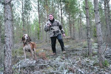 Rauno Numminen suunnittelee pöllihakkuun tekoa tästä metsiköstä 10 vuoden sisällä. (Kuvaaja: Juha Sinisalo)