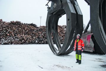 Tulevat puukuormat pyritään purkamaan suoraan kuljettimelle ja tehtaan kentälle on varastoitu vain parin päivän puskurivarasto. Vuoroinsinööri Esa Ratavaara on työskennellyt Metsä Groupin Kemin sellutehtaalla vuodesta 1989. (Kuvaaja: Mikko Häyrynen)