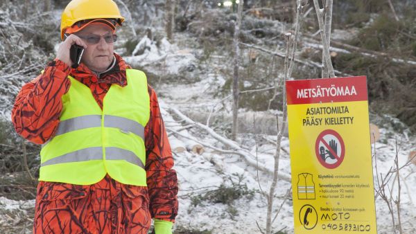 Metsänomistaja soittaa konemiehelle ennen hakkuualueelle menoa