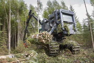  Nuorten metsien harvennuspuun korjuuseen tarkoitetut Fixteri-paalaimet on asennettu Logman-metsäkoneiden rungolle.  (Kuva: Mikko Riikilä)