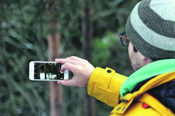 Älypuhelimella kuvia. Kuvista näkee, kuinka paljon vaivaa metsän kasvun eteen on tehty. (Kuvaaja: Eero Sala)