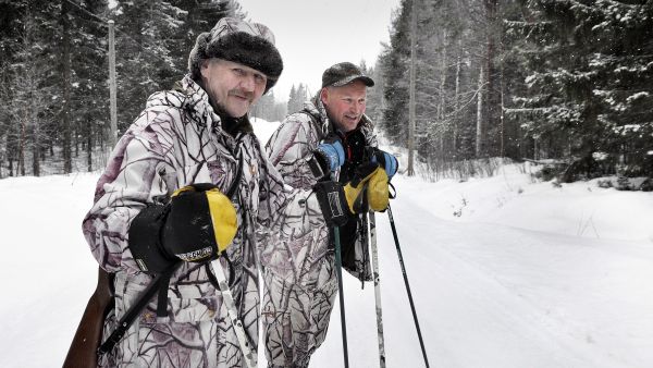 Kaksi hiihtäjää