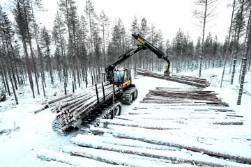 Jari Kauppinen purki kuormaa kaukokuljetusreitin päässä Karstulasssa viime viikolla. Kesällä tehty talvikulkuinen penkkatie lyhensi metsäkuljetusmatkan kilometristä 300 metriin. Jutun anonyymi lähde ei liity kuvan korjuuseen. (Kuvaaja: Sami Karppinen)