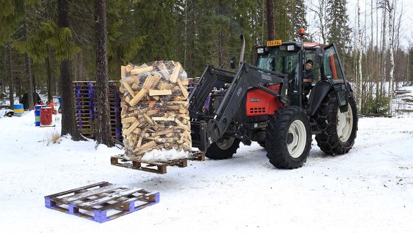 Varastoitavat klapit eristetään maasta kuormalavoilla.