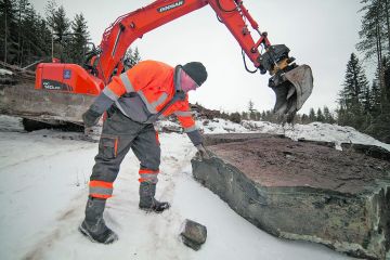 Yrittäjä Markku Valkonen Mikkelistä tutkii koelouhoksen satoa. Haussa on mustaa liuskekiveä muun muassa pihalaatoitukseen. (Kuvaaja: Mikko Riikilä)