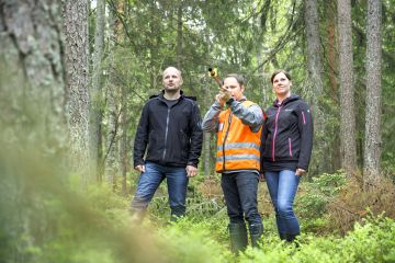 Mikko Kaamanen (kesk.) näyttää Rami Saariselle ja Sanna Nerville relaskoopin käyttöä. Relaskoopin avulla saa laskettua puuston pohjapinta-alan eli puiden rinnankorkeudelta mitattujen poikkileikkauspinta-alojen summan. (Kuvaaja: Seppo Samuli)