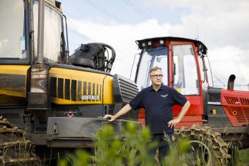 Timo Tolpan luotsaamalla Metsäkonepalvelu Oy:llä on Suomessa 54 ja Ruotsissa 16 metsäkonetta. (Kuvaaja: Seppo Samuli)