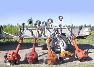 Koesahasimme metsänraivuuseen sopivat sahamallit. Vasemmalta Dolmar MS 4300.4U, Jonsered FC 2245, Husqvarna 545 Fx, Stihl FS 460 ja Dolmar MS 4510.  (Kuvaaja: Mikko Riikilä)