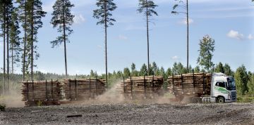 Orpe Kuljetus Oy:n HCT-yhdistelmä on noin yhden henkilöauton verran pidempi kuin tavallinen rekka. Kuva: Juha Metso