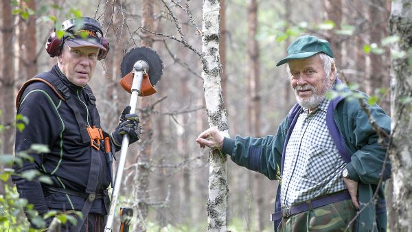 Veikko Reinikainen ja Erkki Viinikainen ovat monen hankasalmelaisen metsänomistajan luottomiehiä. (Kuva: Mikko Riikilä)