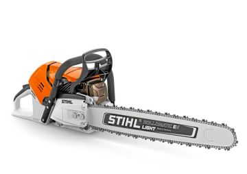 Uuden Stihl MS 500i -sahan moottorin sylinteritilavuus on 80 kuutiosenttimetriä ja teho viisi kilowattia. Sahan painoksi ilman terälaitetta kerrotaan 6,2 kiloa (Kuvaaja: Stihl)