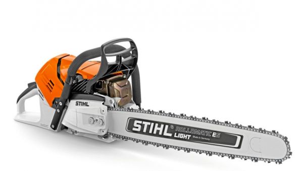 Uuden Stihl MS 500i -sahan moottorin sylinteritilavuus on 80 kuutiosenttimetriä ja teho viisi kilowattia. Sahan painoksi ilman terälaitetta kerrotaan 6,2 kiloa (Kuvaaja: Stihl)