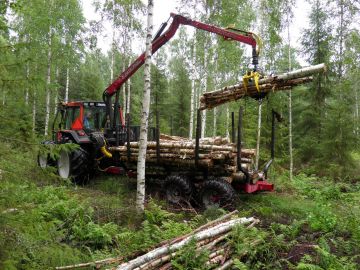 Ossi Jokisella on jatkossa mahdollisuus tehdä entistä enemmän puunkorjuuta Valtra-Keslallaan. Ohjaamossa olosuhteet ovat kohdallaan vanhemmassakin Valtrassa.