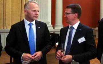 Maa- ja metsätalousministeri Jari Leppä keskusteli Tapio Oy:n toimitusjohtajan Panu Kallion kanssa Tapion 110-vuotisjuhlassa. (Kuva: Tiina Rintanen)