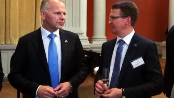 Maa- ja metsätalousministeri Jari Leppä keskusteli Tapio Oy:n toimitusjohtajan Panu Kallion kanssa Tapion 110-vuotisjuhlassa. (Kuva: Tiina Rintanen)