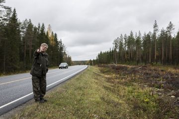 Sähkölinjan ja tien väliin jäävä alue on metsänomistajalle hukkamaata. (Kuvaaja: Matias Honkamaa)