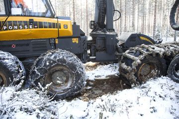 Talvisesta maisemasta huolimatta turvemaiden puunkorjuussa vallitsee vielä normaali, tai jopa normaalia hankalampi kesäkeli.  