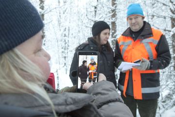 Ostomies Esko Hyttinen luotsaa metsänomistajasisaruksia Katja Tammea ja Kirsi Pyytä uudelle harvennusleimikolle. (Kuvaaja: Mikko Riikilä)