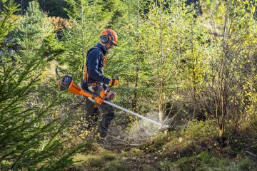 Uutuussahan moottorissa on tehoa 2,2 kilowattia ja sylinteritilavuus on 45,7 kuutiosenttiä.  