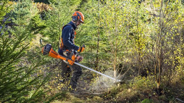 Uutuussahan moottorissa on tehoa 2,2 kilowattia ja sylinteritilavuus on 45,7 kuutiosenttiä.  