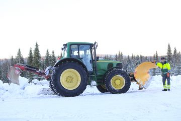 Koneurakointi Järvinen Ky:n Matti Järvinen on aurannut metsäautoteitä jo viidenkymmenen vuoden ajan. Puutavara-autot ja aurauskalusto ovat kasvaneet vauhdilla, mutta metsätieverkosto ei ole pysynyt kehityksessä mukana. (Kuvaaja: Sami Karppinen)