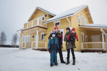 Venhojen perhe Joensuussa päätyi hirsitaloon etenkin sisäilman ja hirsirakentamisen pitkän jatkumon takia. (Kuvaaja: Johanna Kokkola)