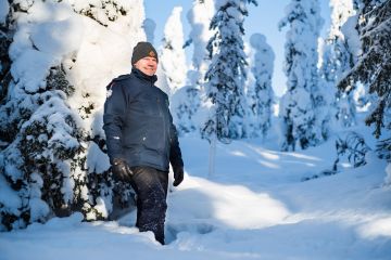 Juri Laurila uskoo, että energiaomavarainen älykylä voisi olla ratkaisu maaseudulla asumisen kalleuteen. (Kuvaaja: Juha Ollila)