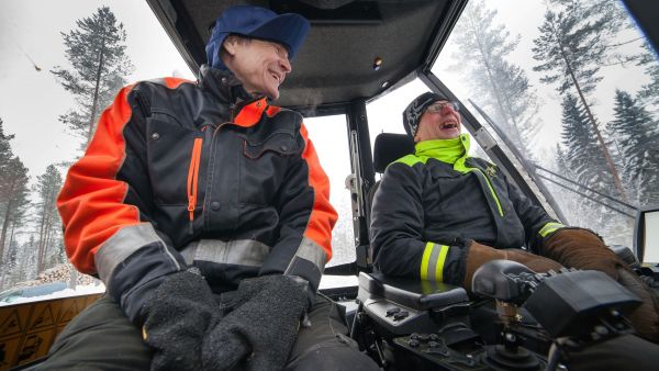 Hakkuun jälki ilahdutti Leevi Airaksista. Myöskään Finnharvest Oy:n Timo Hyvärisellä ei ollut valittamista hyvin tukkia tuottaneesta palstasta. (Kuvaaja: Mikko Riikilä)