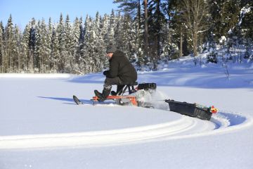 Parhaimmillaan pienoiskelkka on jäällä. Kalavehkeet ja eväät kulkevat kätevästi ahkiossa. (Kuvaaja: Sami Karppinen)