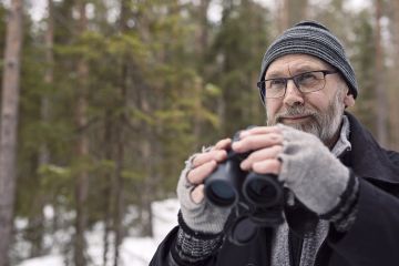 Antero Marjakankaalla on retkillään mukanaan vähintään kiikari ja useimmiten myös kamera. (Kuvaaja: ANTTI J. LEINONEN)