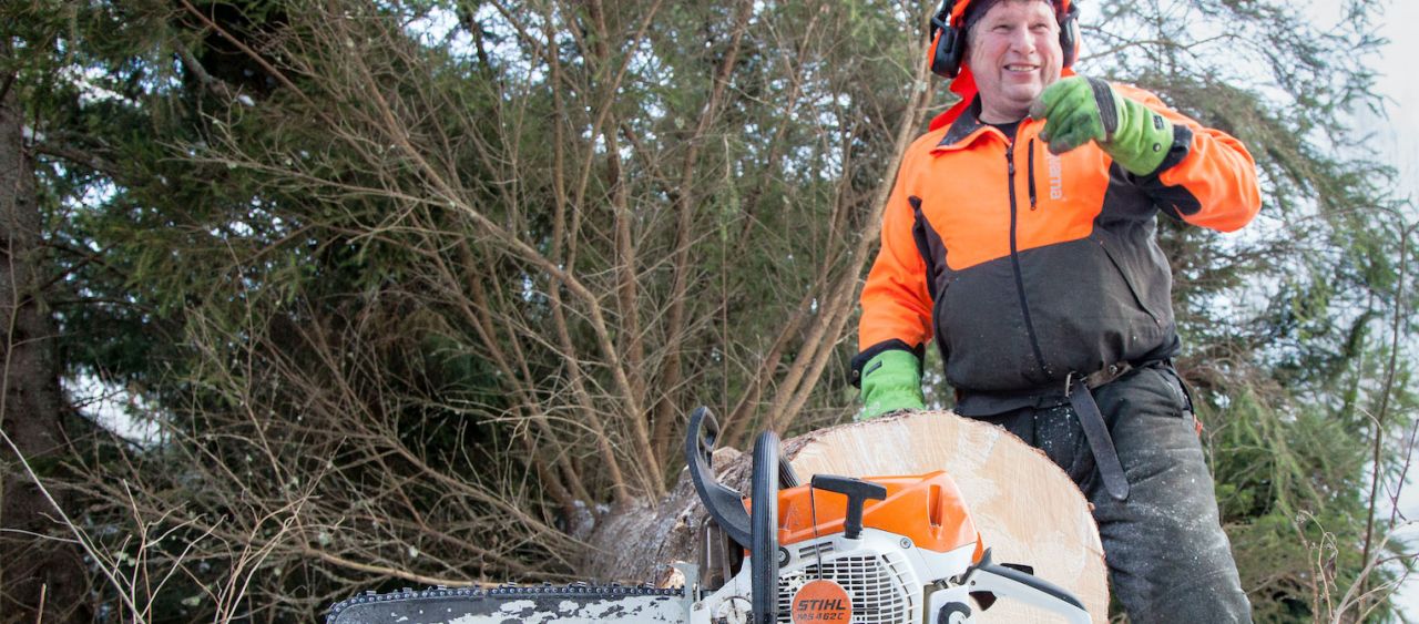 metsuri Jari Reini testaa uutta Stihl-sahaa