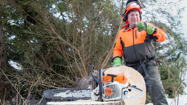 metsuri Jari Reini testaa uutta Stihl-sahaa