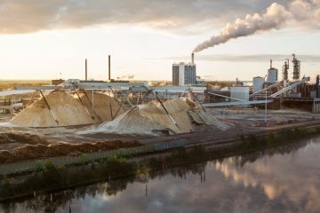 Kemin sellutehtaan tekniikka on pääosin peräisin 1980-luvulta, joten tehtaalla on merkittäviä investointitarpeita seuraavan vuosikymmenen aikana, Metsä Groupista kerrotaan. (Kuvaaja: Kimmo Syvari)