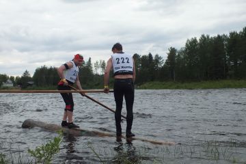 Tukkilaiskisojen kilpailijat Juha Julkunen ja Jori Mikkonen tukin päällä. Kuva: Iin kunta, Ii-instituutti liikelaitos 