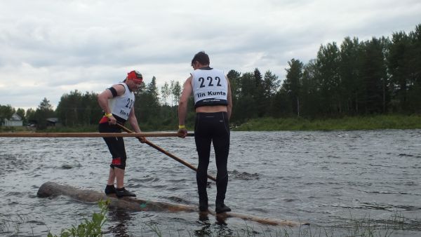 Tukkilaiskisojen kilpailijat Juha Julkunen ja Jori Mikkonen tukin päällä. Kuva: Iin kunta, Ii-instituutti liikelaitos 