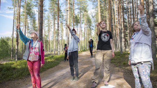 12-vuotias Lotta Jaara (oik.) ja 10-vuotias Milla Jaara (vas.) osallistuivat metsätaitokilpailuihin toista kertaa. 11-vuotiaalle Sami Kalliselle kyseessä taas oli ensimmäinen kerta. Kaikkien kolmen mielestä tapahtumassa oli 