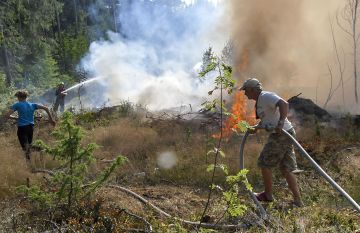 Palon syttyessä lähiseudun palokunnat oli sidottu jo muiden syttyneiden palojen sammutukseen, joten tuli pääsi leviämään. (Kuva: Esa Urhonen)