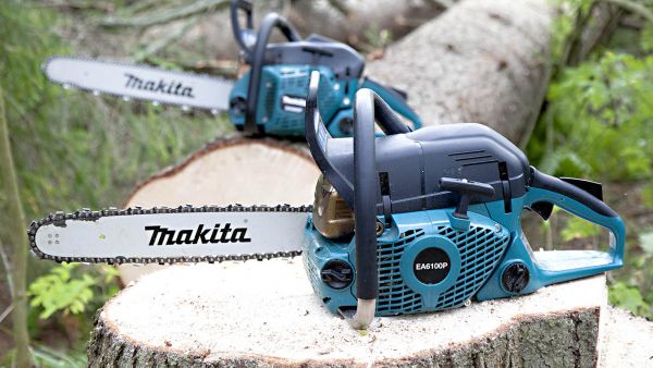 Makita EA6100 (edessä) haastaa Husqvarnan ja Stihlin saman kokoluokan ammattisahat ja on niitä edullisempi. EA5600 puolestaan on edullisempi vaihtoehto yleiskäyttöön. (Kuvaaja: Mikko Riikilä)