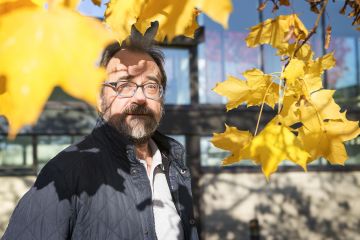 Heimo Karppinen on ollut vuosikymmenet mukana tekemässä suuria metsänomistajatutkimuksia. Parhaillaan tekeillä on kymmeniä kysymyksiä sisältävä lomake metsänomistajille. (Kuvaaja: Else Kyhälä)