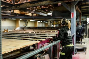 Sahatavaran laskevat maailmanmarkkinahinnat ovat saaneet Sahakuution rajoittamaan puun ostoa. Marraskuun puolivälissä sahatavaraa paketoivat yhtiön Kerimäen sahalla Riikka Makkonen ja Janne Hämäläinen. (Kuvaaja: Sirpa Mikkonen  PIIRTO photography)