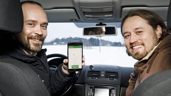 Jussi-Pekka Martikaisen ja Antti Mattilan kehittämän Metsään Tie -mobiilisovelluksen avulla voi ilmoittaa havaintojaan metsäteiden kunnosta. (Kuvaaja: Seppo Samuli)