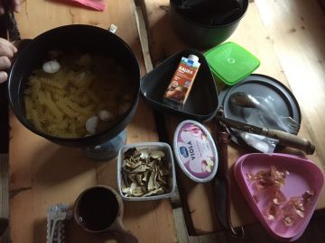 Tärkein varuste on pipo, mutta toiseksi tärkein ruokailuvälineet. Tässä kuvassa on kaikki: titaaninen spork, puukko, ruoka-astia, kuksa ja keitin.