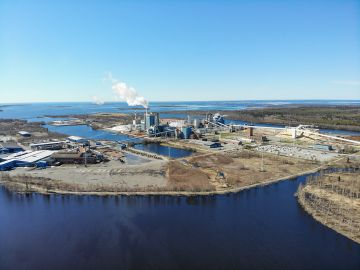 Metsä Group suunnittelee korvaavansa Kemin Pajusaaressa sijaitsevan vanhan sellutehtaan täysin uudella tehtaalla, joka käyttäisi kuitupuuta 7,6 miljoonaa kuutiota. Uudelle tehtaalle raakapuuta toisi päivittäin keskimäärin kahdeksan junaa ja 150 puutavara-autoa. (Kuvaaja: Sami Karppinen)