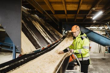 Tukin pintaosa haketetaan ja toimitetaan sellutehtaille. Sellusuhdanteen ansiosta sahoilla on neuvotteluvoimaa, vaikka Westaksen Pekka Kopra pitää sahauksen näkymiä muuten sumeina. (Kuvaaja: Mikko Paakkonen)