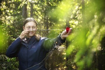 Relaskooppi kulkee Salla Tanskasen mukana metsässä. (Kuvaaja: Johanna Kokkola)