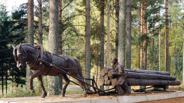 Eemi ja Poju. Luston Ajomies-patsas Punkaharjulla kunnioittaa suomenhevosten tekemää työtä.  (Kuvaaja: Timo Kilpeläinen  Lusto.)